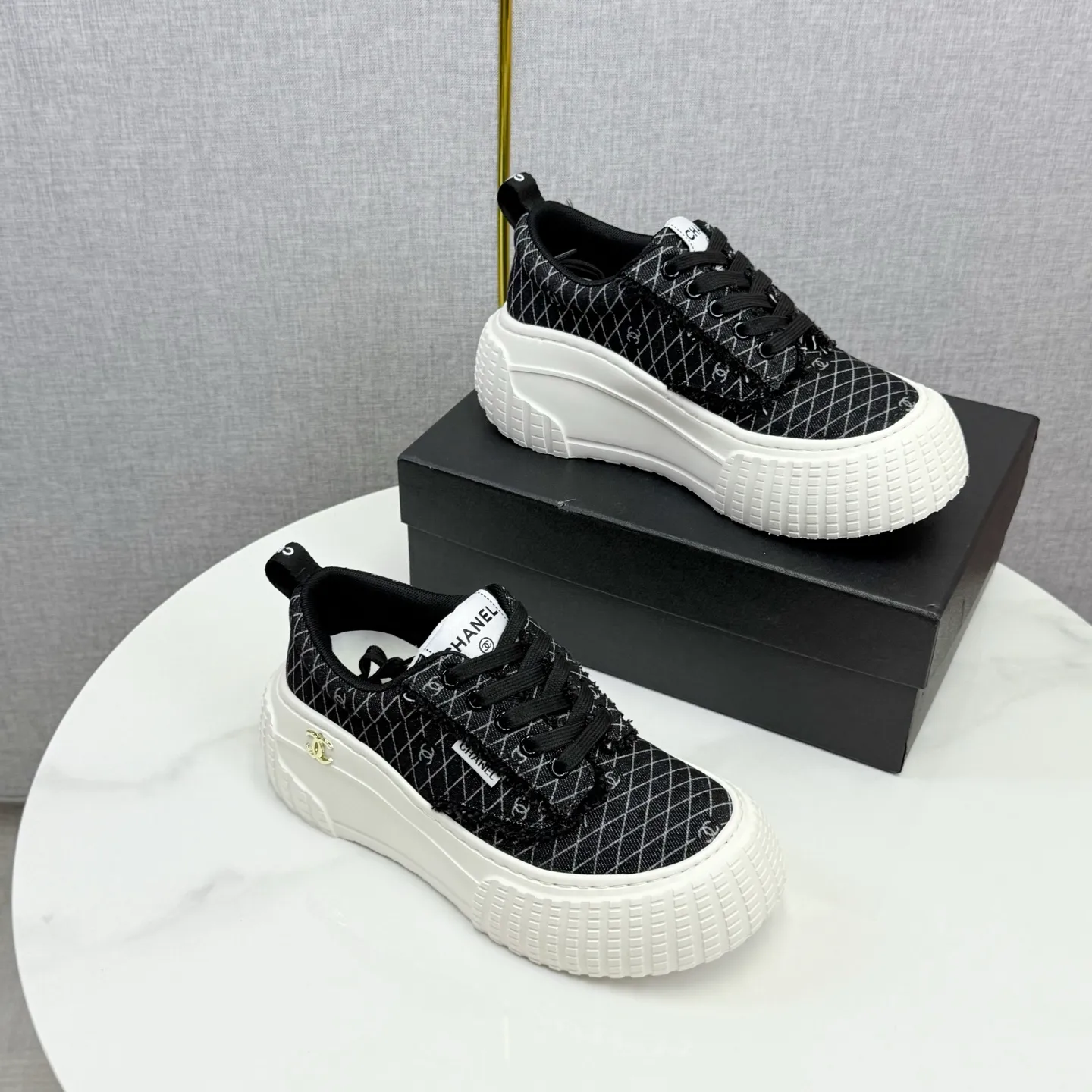 💕💕Factory direct selling price p640💕💕 Chanel Panda Shoes! 2025 counter's top casual sports shoes, this classic design; the upper is in the style of electric embroidery with various techniques; the outsole is fashionable and sporty; the unusual inclusion of a variety of color matching elements... The diversified mix and match is very good-looking and versatile, and can be used for leisure, fashion, sports, and outdoor... ꫛꫀꪝ Go➫ Materials: ❶Upper made of: original imported first-layer silk cowhide + original version waterproof cloth + original first-layer cowhide ❷Inner lining: Original Yangli+wang ❸ Outsole based on: Original TPU combination outsole Counter boutique packaging complete set for women 35–41